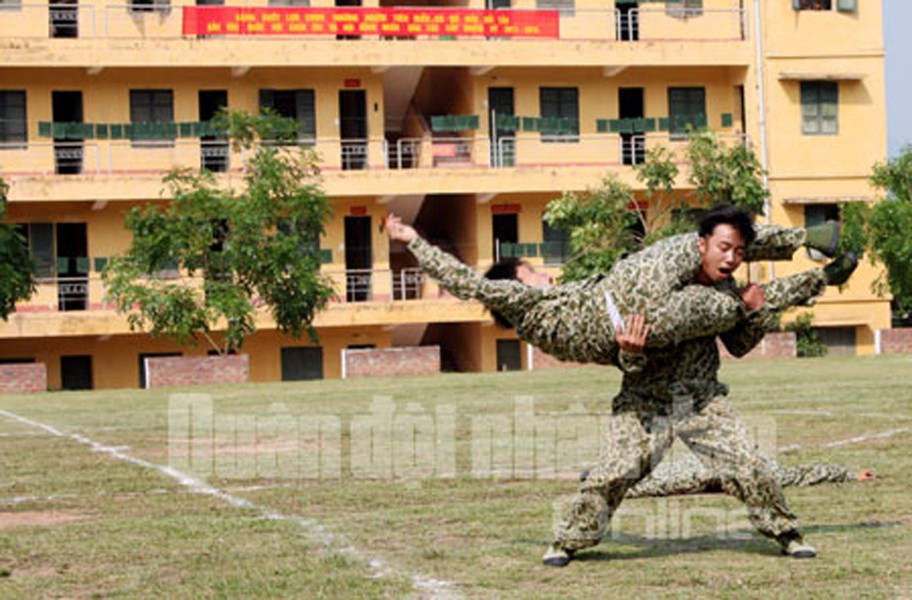 Thế võ hiểm, không kém phần đẹp mắt của các chiến đấu viên Lữ đoàn Đặc công 113.